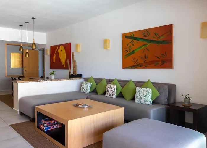 Oceanview Penthouse & Rooftop Pool Near Mamitas